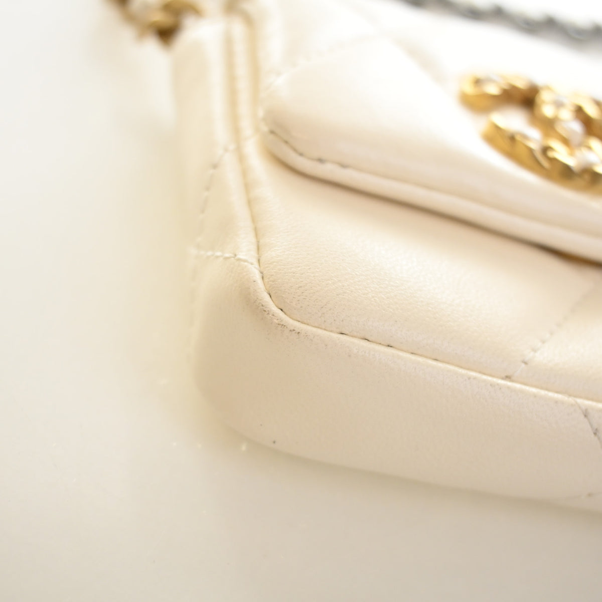 Pre-Owned Chanel Card Holder 19 Lambskin On Chain, corner and edge detail, photo 17 of 19
