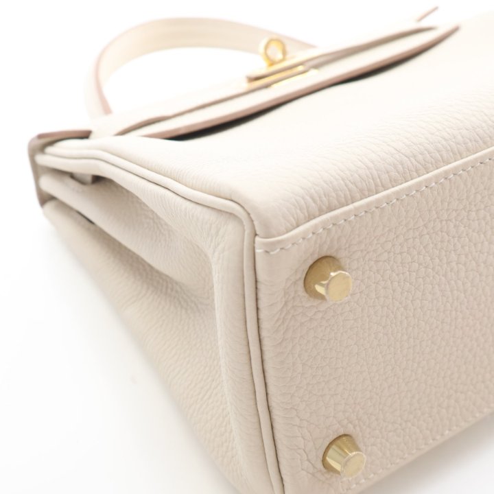 Pre-Owned Hermès Kelly 25 Craie Togo Leather, base and feet view, photo 8 of 17
