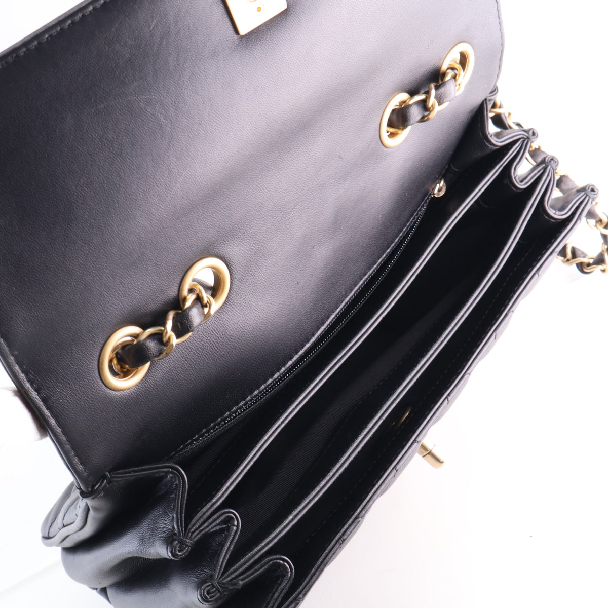 Pre-Owned Chanel Flap Bag Medium Calfskin CC, open interior with lining, photo 16 of 18