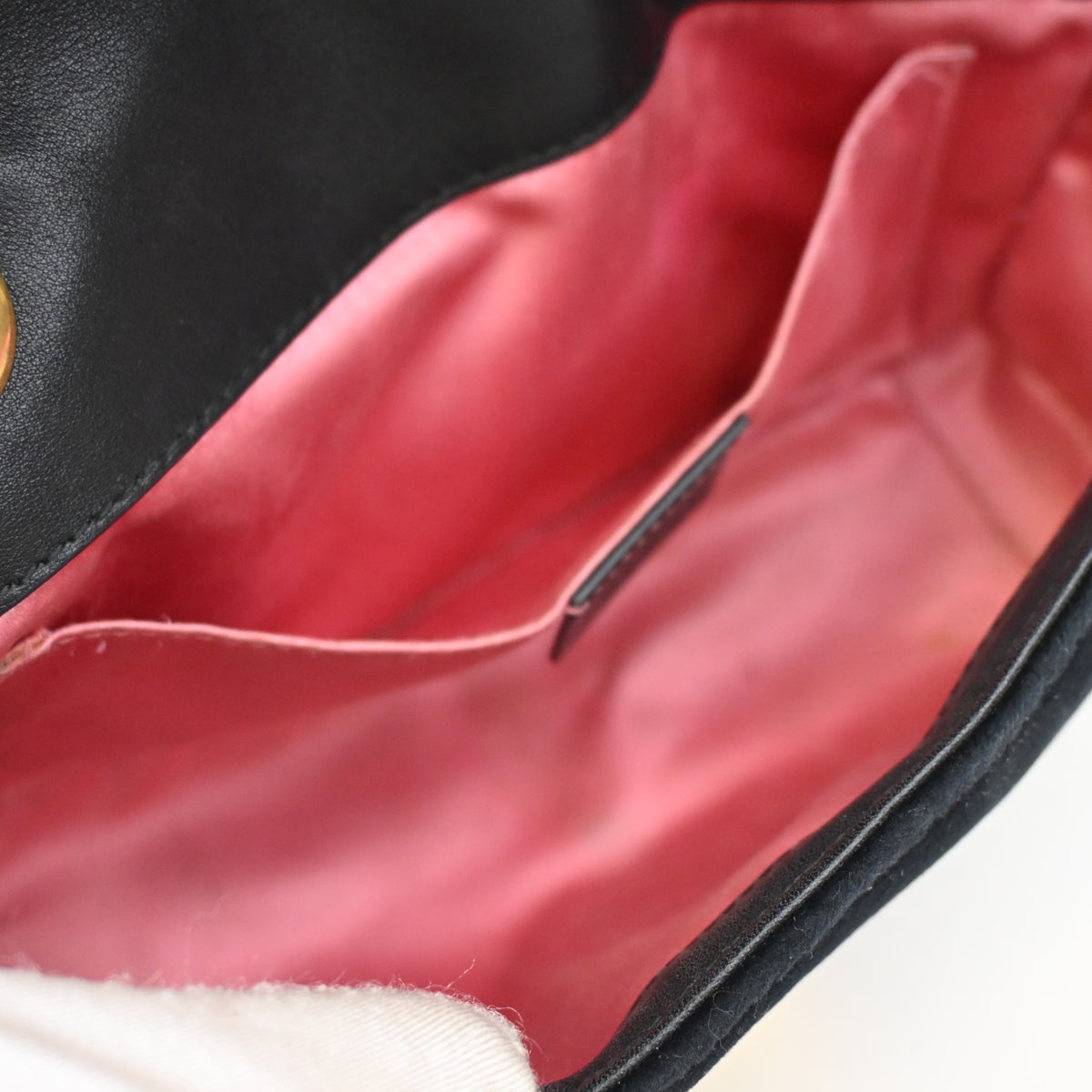 Pre-Owned Gucci Flap Bag Mini Velvet Marmont, open interior with lining