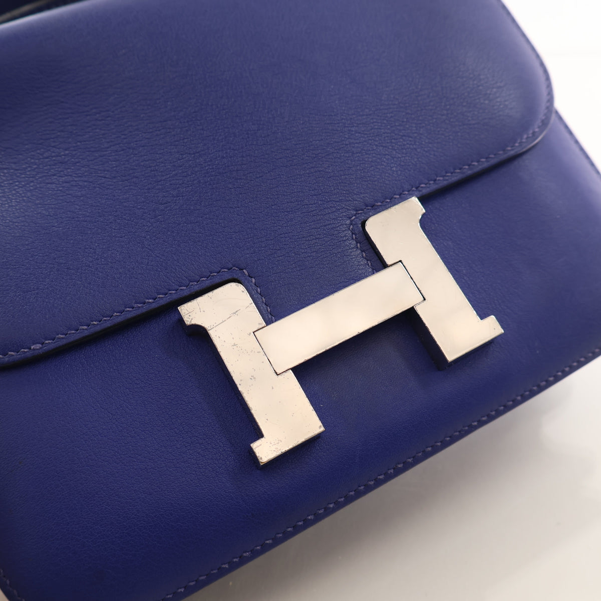Pre-Owned Hermès Constance 18 Bleu Saphir Swift Leather, silver embossed logo detail