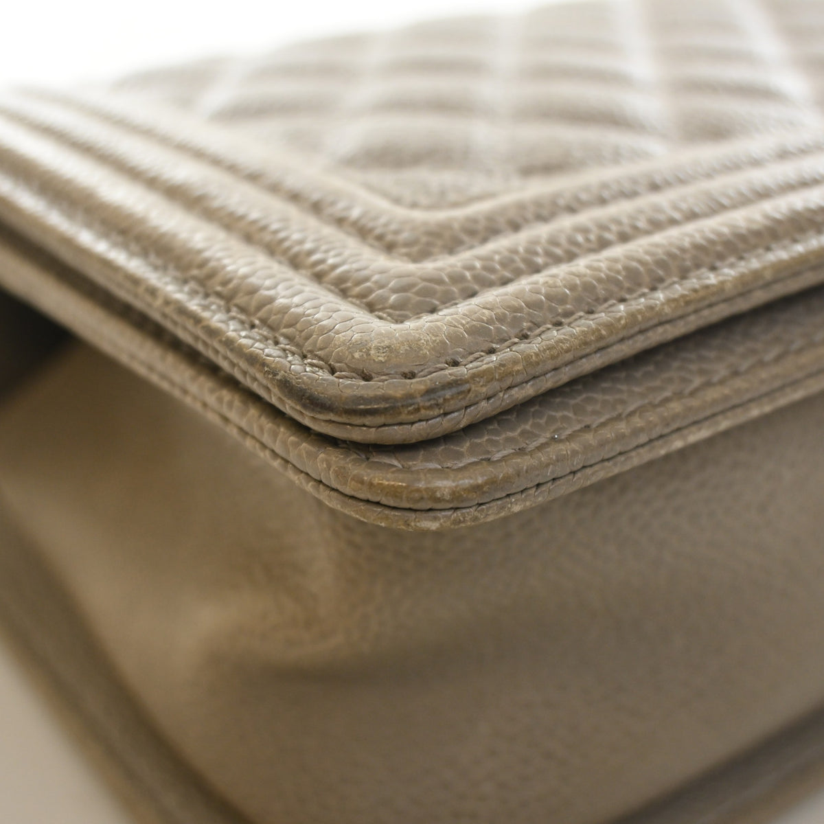 Pre-Owned Chanel Boy Bag Medium Caviar Leather, corner and edge detail, photo 15 of 22