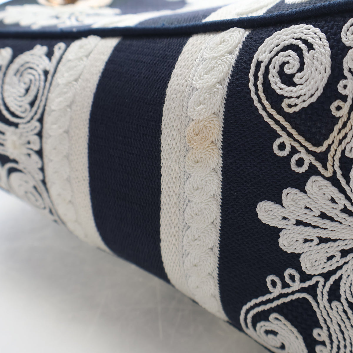 Pre-Owned Chanel Medium Christian Dior Canvas Embroidered Lady D-lite, corner detail