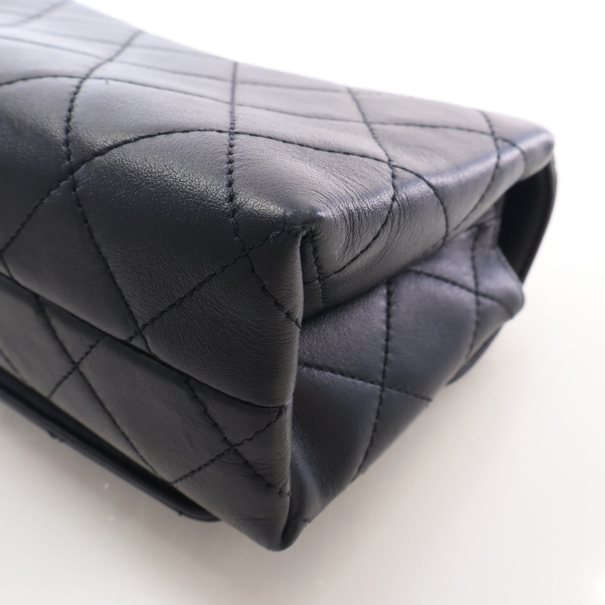 Pre-Owned Chanel Flap Bag Small Calfskin Enchained, corner and edge detail, photo 14 of 19