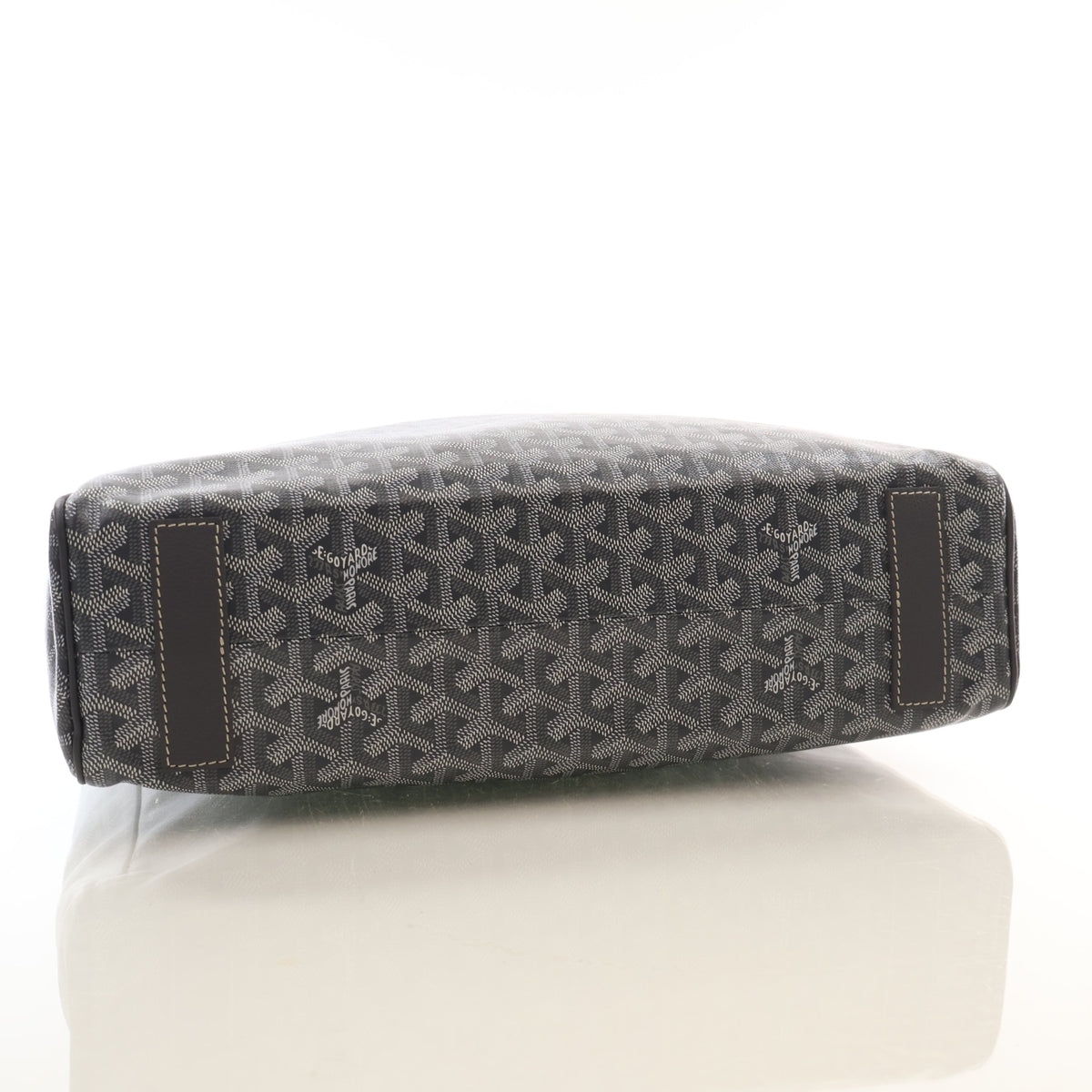Pre-Owned Goyard Goyardine Voltaire, base and feet view
