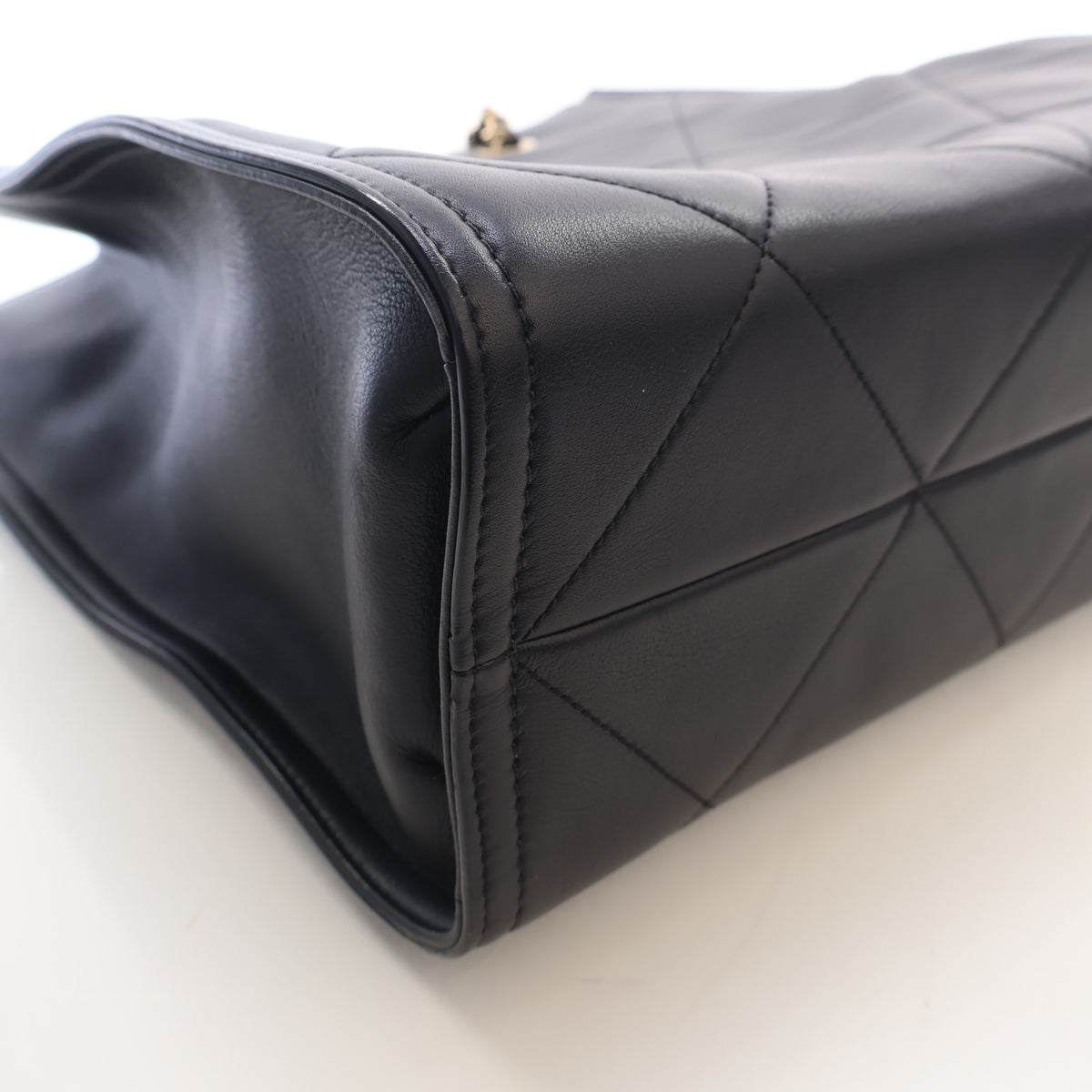 Pre-Owned Chanel Shopping Tote Lambskin CC, corner and edge detail