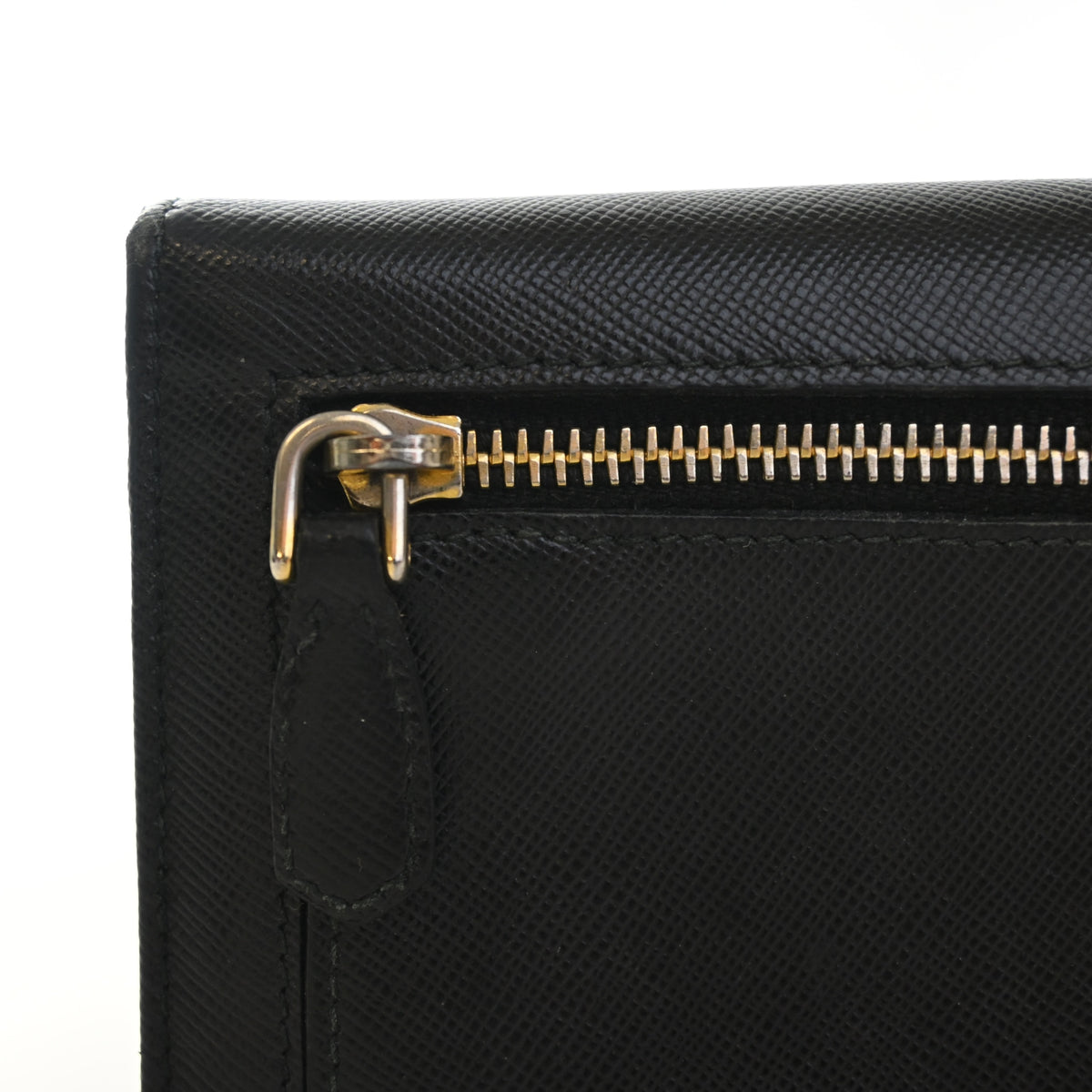 Pre-Owned Prada Wallet Saffiano Long, gold hardware close-up