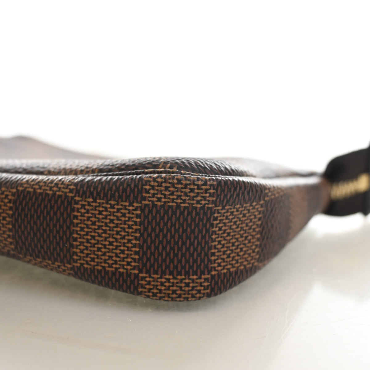 Pre-Owned Louis Vuitton Pochette Mini Damier Ebene Accessoires, corner and edge detail