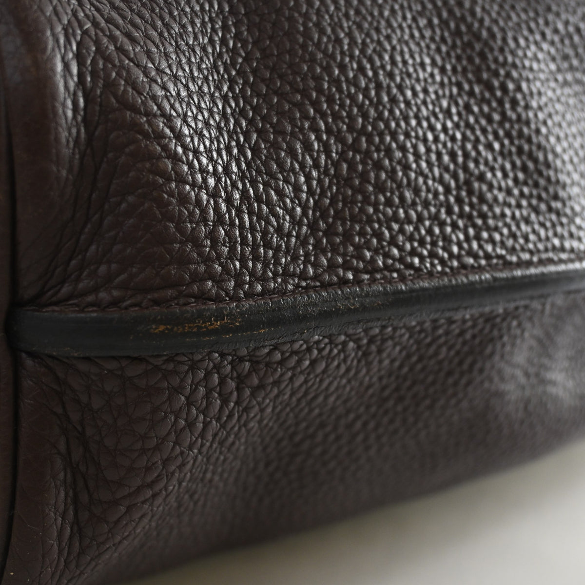Pre-Owned Hermès Kelly 26 Chocolat Clemence Leather So, corner and edge detail, photo 17 of 19