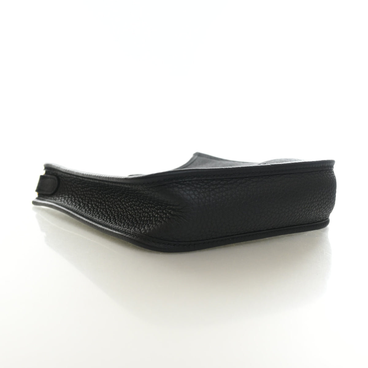 Pre-Owned Hermès Evelyne TPM Noir Clemence Leather 16, base and feet view