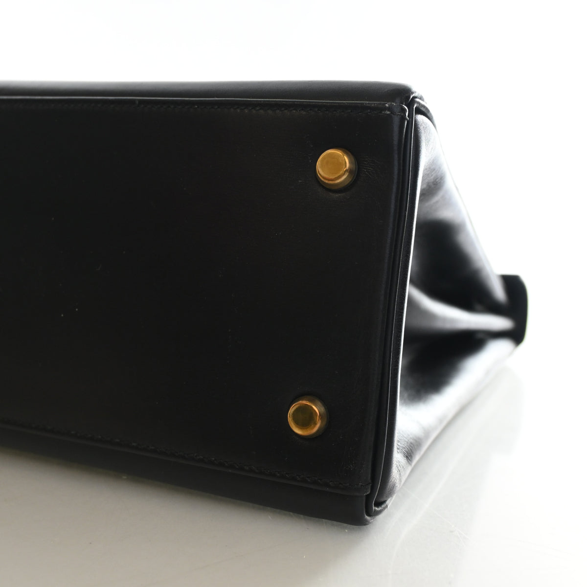 Vintage Hermès Kelly 28 Noir Box Calf, base view, photo 8 of 18