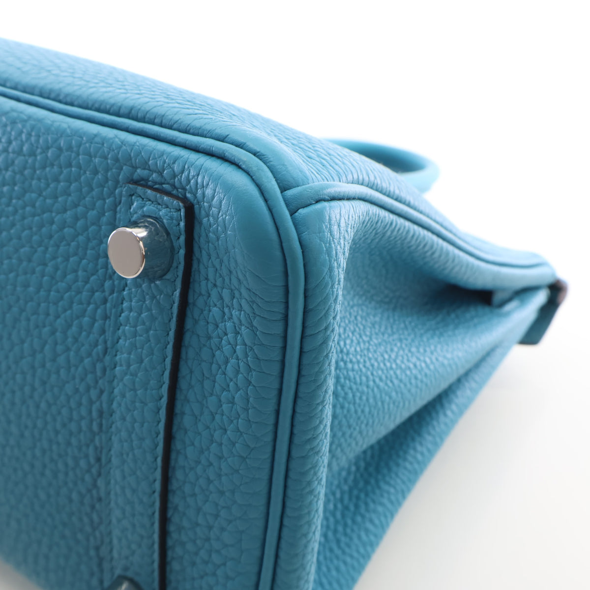 Pre-Owned Hermès Birkin 25 Turquoise Togo Leather, base and feet view, photo 17 of 21