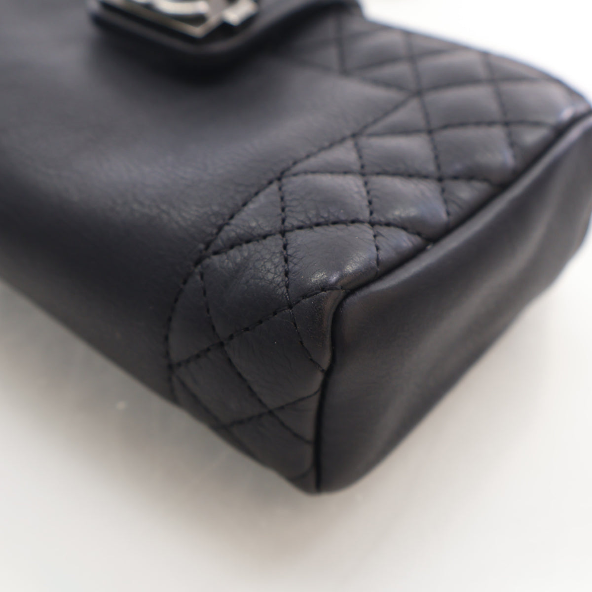 Pre-Owned Chanel Pochette Mini Calfskin Boy Reverso, corner detail