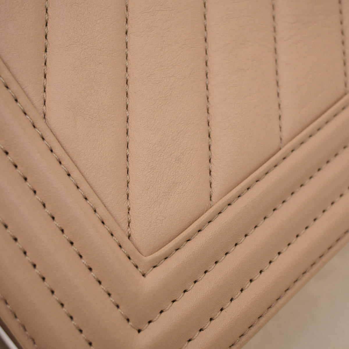 Pre-Owned Chanel Boy Bag Medium Calfskin, corner and edge detail, photo 16 of 18