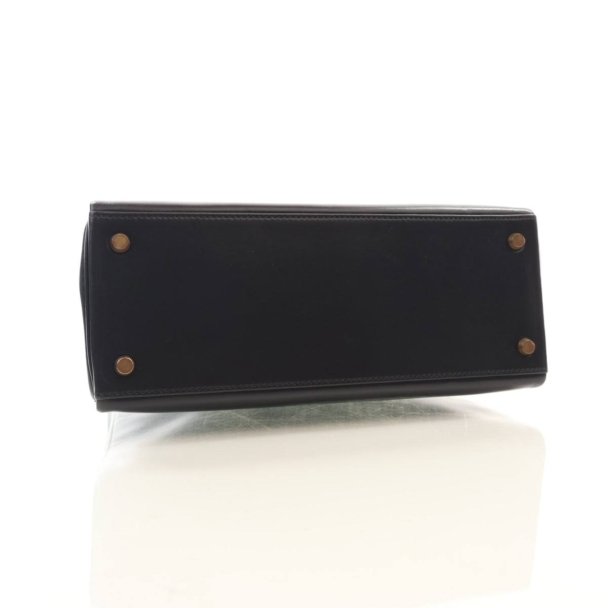 Vintage Hermès Kelly 28 Noir Box Calf, base and feet view