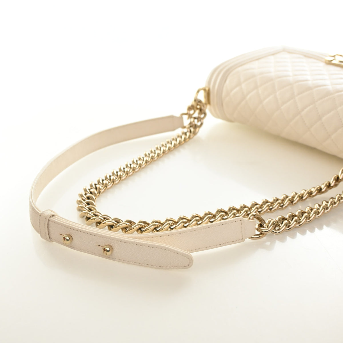 Pre-Owned Chanel Boy Bag Medium Caviar Leather, strap and chain detail, photo 10 of 18
