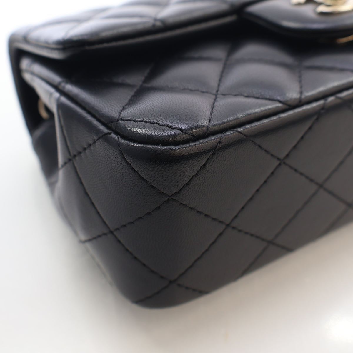 Pre-Owned Chanel Flap Bag Small Lambskin Classic Single, corner and edge detail
