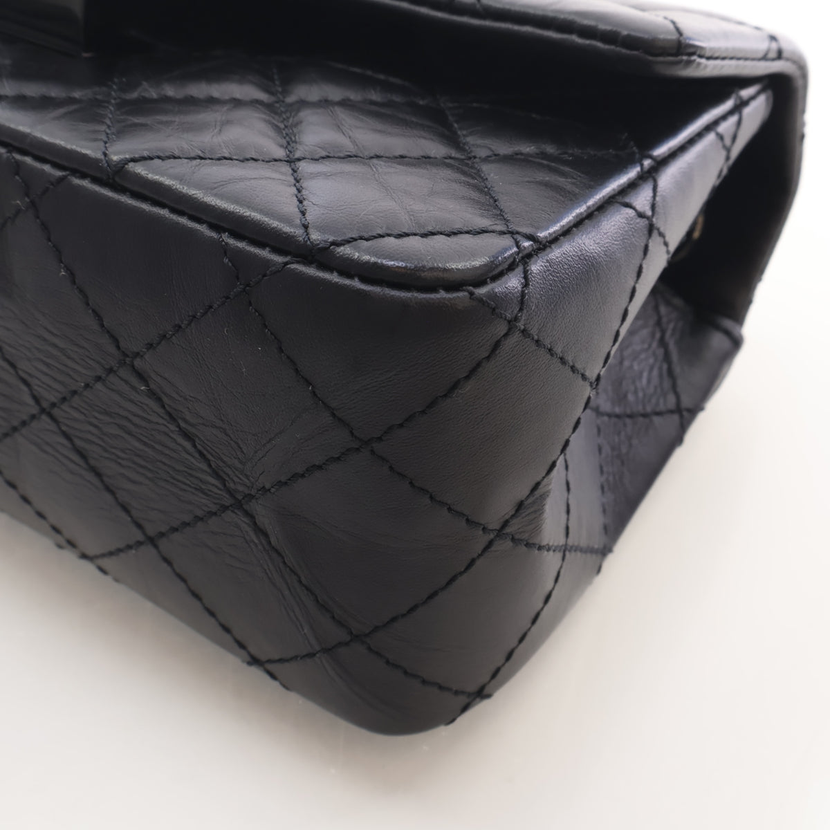 Pre-Owned Chanel Flap Bag Mini Aged Calfskin Reissue 2.55, corner detail