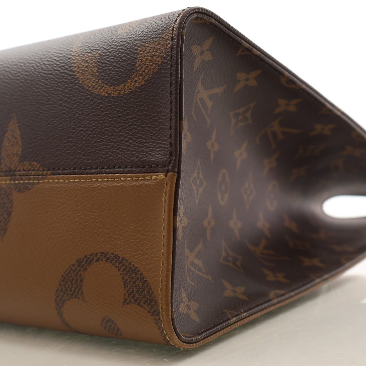 Louis Vuitton Reverse Giant Monogram OnTheGo MM, photo 7 of 15