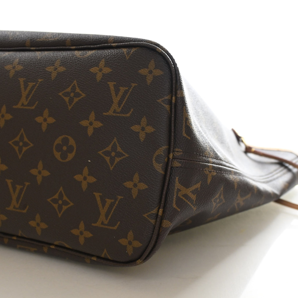 Pre-Owned Louis Vuitton Neverfull MM Monogram, base and feet view, photo 7 of 12