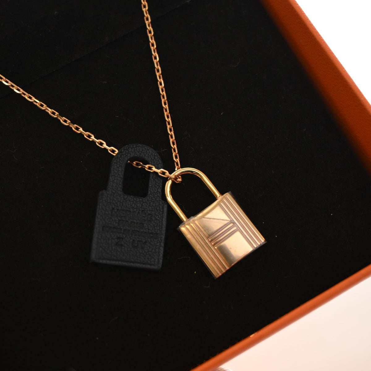 Pre-Owned Hermès Pendant Noir Swift Leather O'kelly, detail view