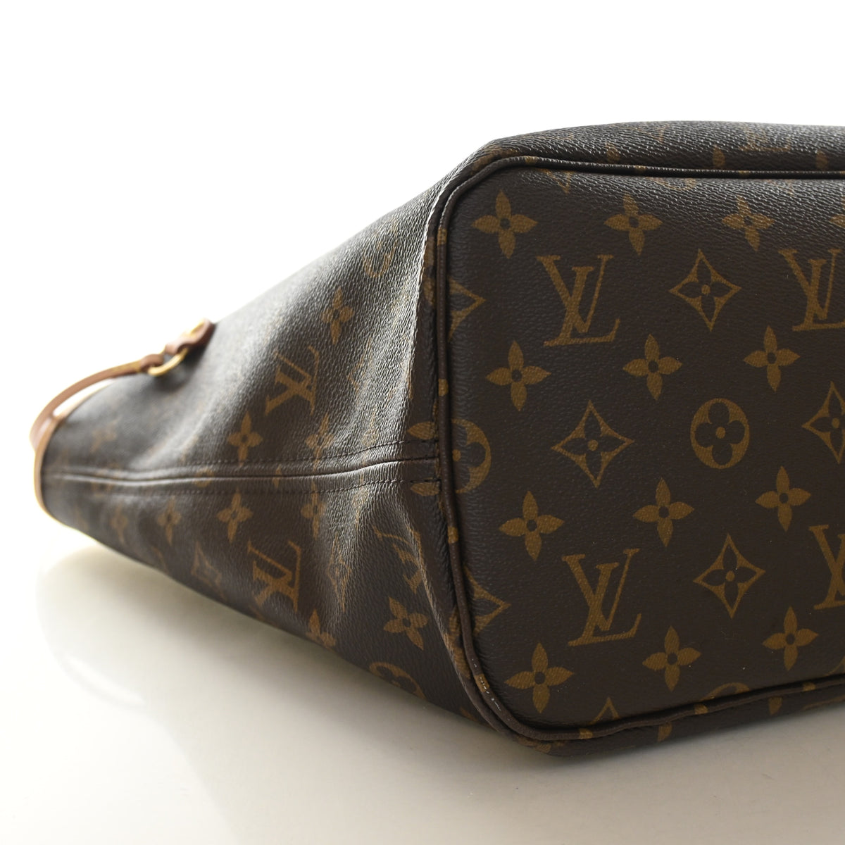 Pre-Owned Louis Vuitton Neverfull MM Monogram, base and feet view, photo 5 of 12
