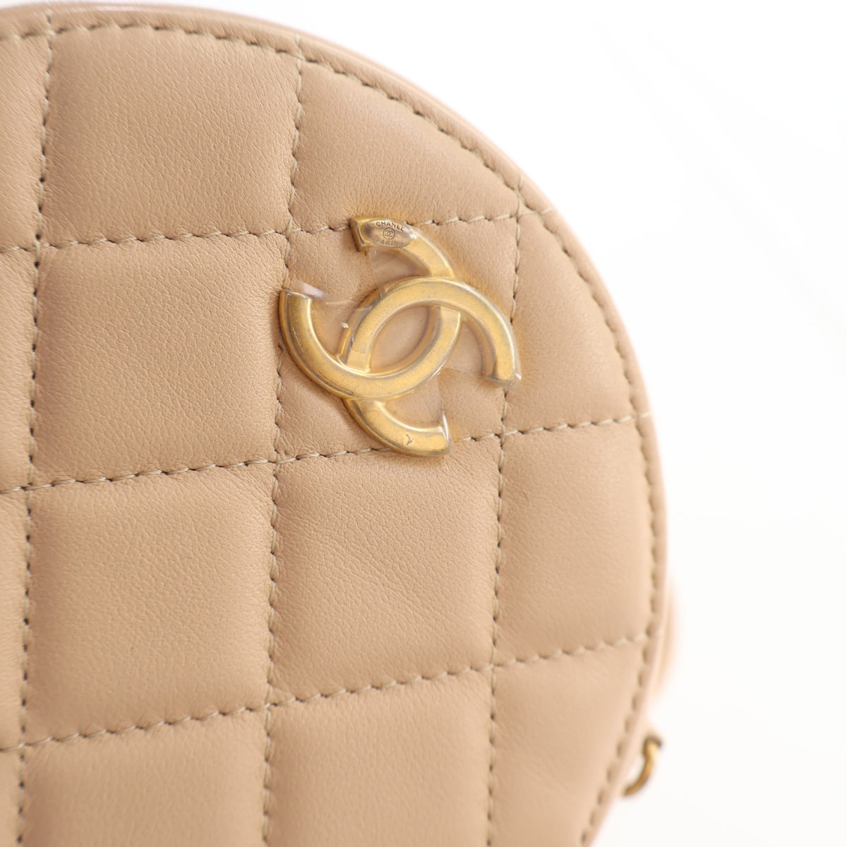 Pre-Owned Chanel Clutch Lambskin Pearl Chain Round, gold embossed logo detail
