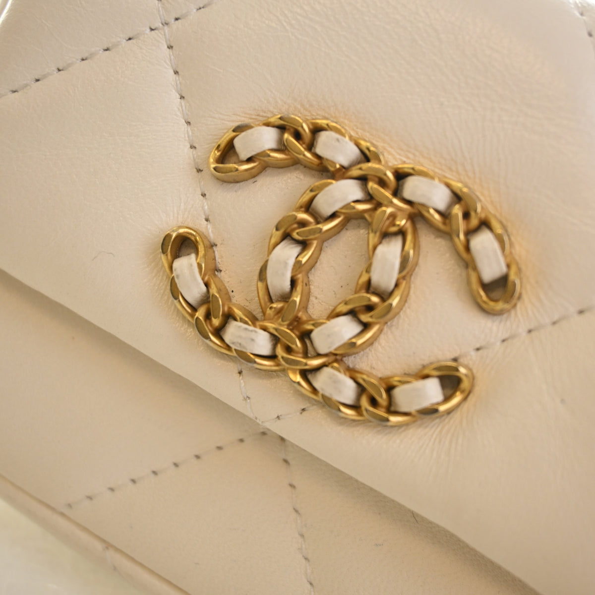 Pre-Owned Chanel Card Holder 19 Lambskin On Chain, logo detail