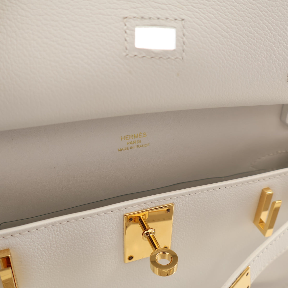 Pre-Owned Hermès Mini Blanc Swift Leather Jypsiere, open interior with lining