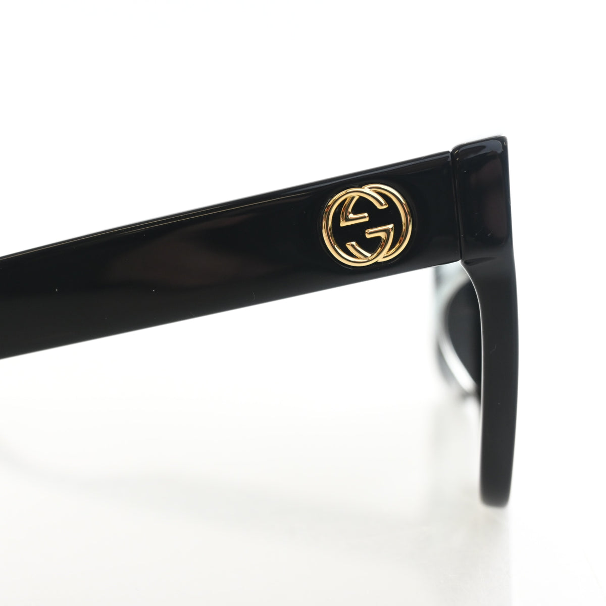 Pre-Owned Gucci Sunglasses Square, gold hardware close-up