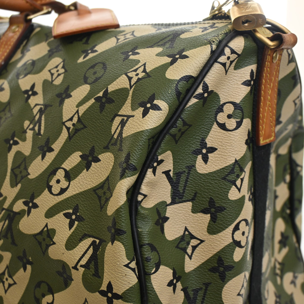 Pre-Owned Louis Vuitton 55 Monogramouflage Keepall Bandouliere, corner and edge detail, photo 12 of 21