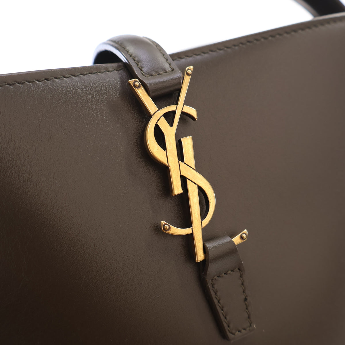 Pre-Owned Saint Laurent Bucket Bag Small Calfskin Le 37, gold hardware close-up