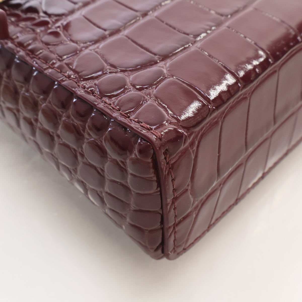 Pre-Owned Chanel Top Handle Small Crocodile Leather Embossed Leather Slim Vanity With Chain, corner detail
