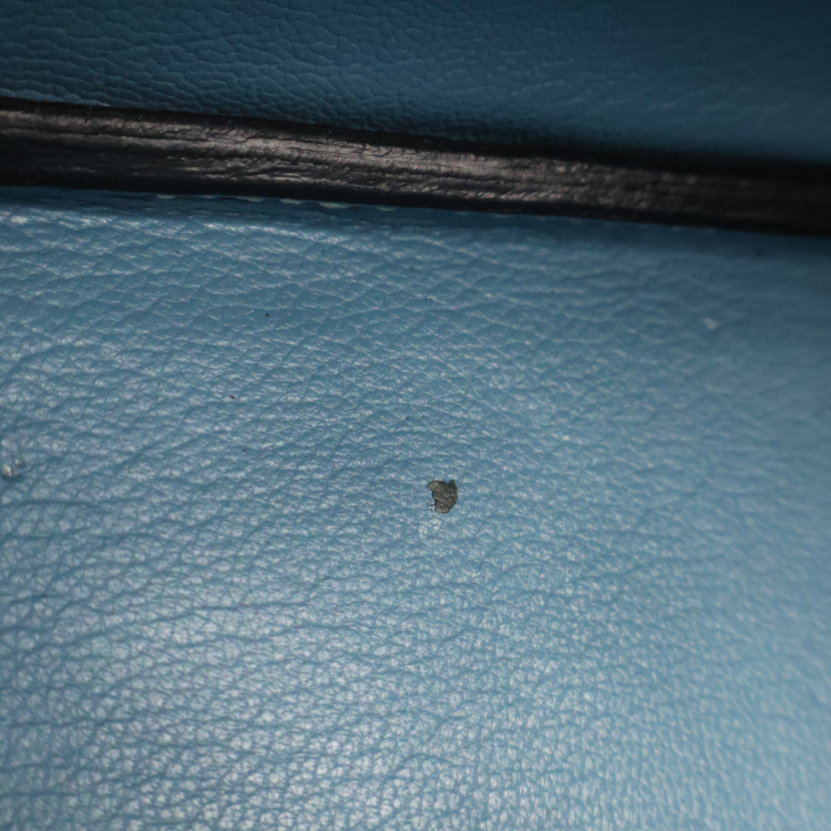 Pre-Owned Hermès Birkin 35 Blue Jean Togo Leather, corner and edge detail, photo 22 of 23