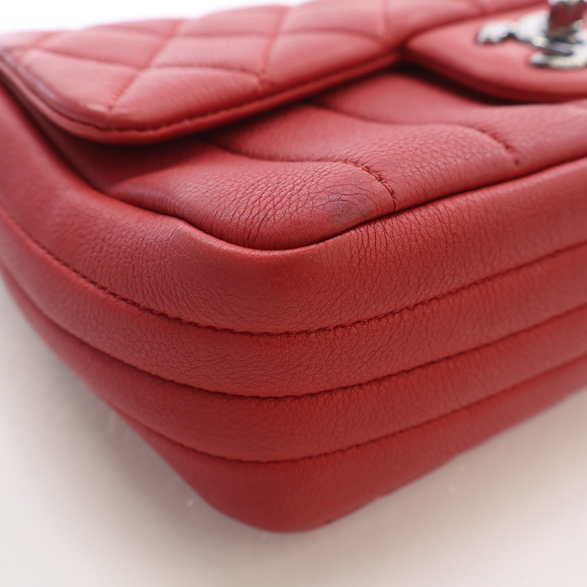 Pre-Owned Chanel Flap Bag Mini Lambskin Classic Single, corner and edge detail