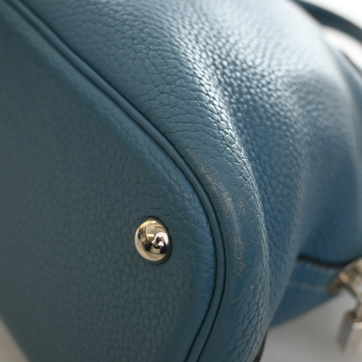 Vintage Hermès Bolide 31 Bleu Jean Clemence Leather, corner and edge detail, photo 24 of 25