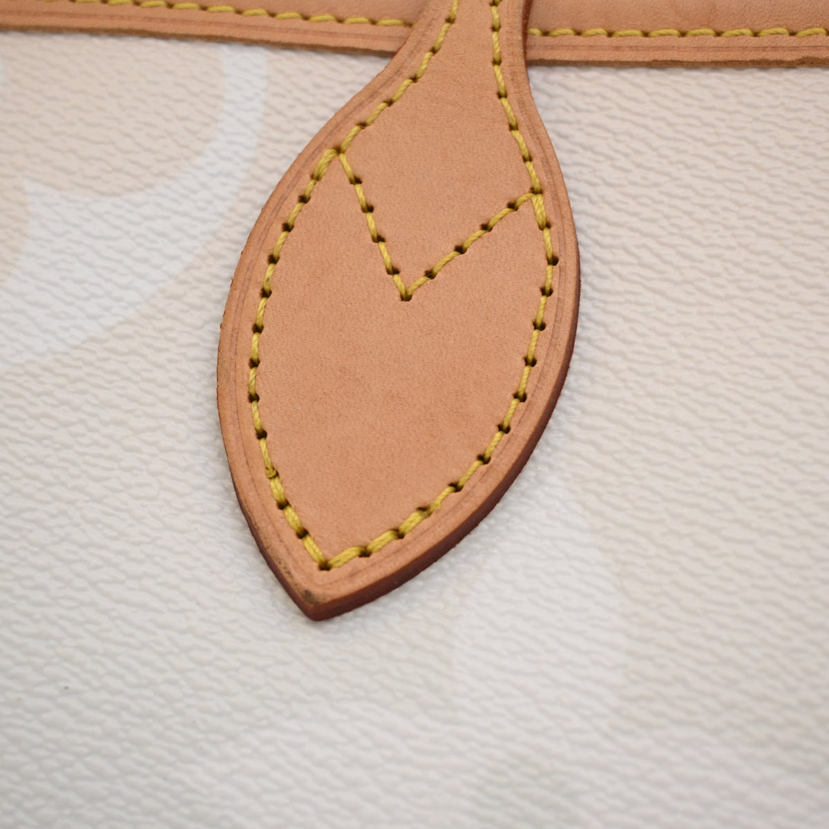 Pre-Owned Louis Vuitton Neverfull MM Monogram Giant By The Pool, corner and edge detail