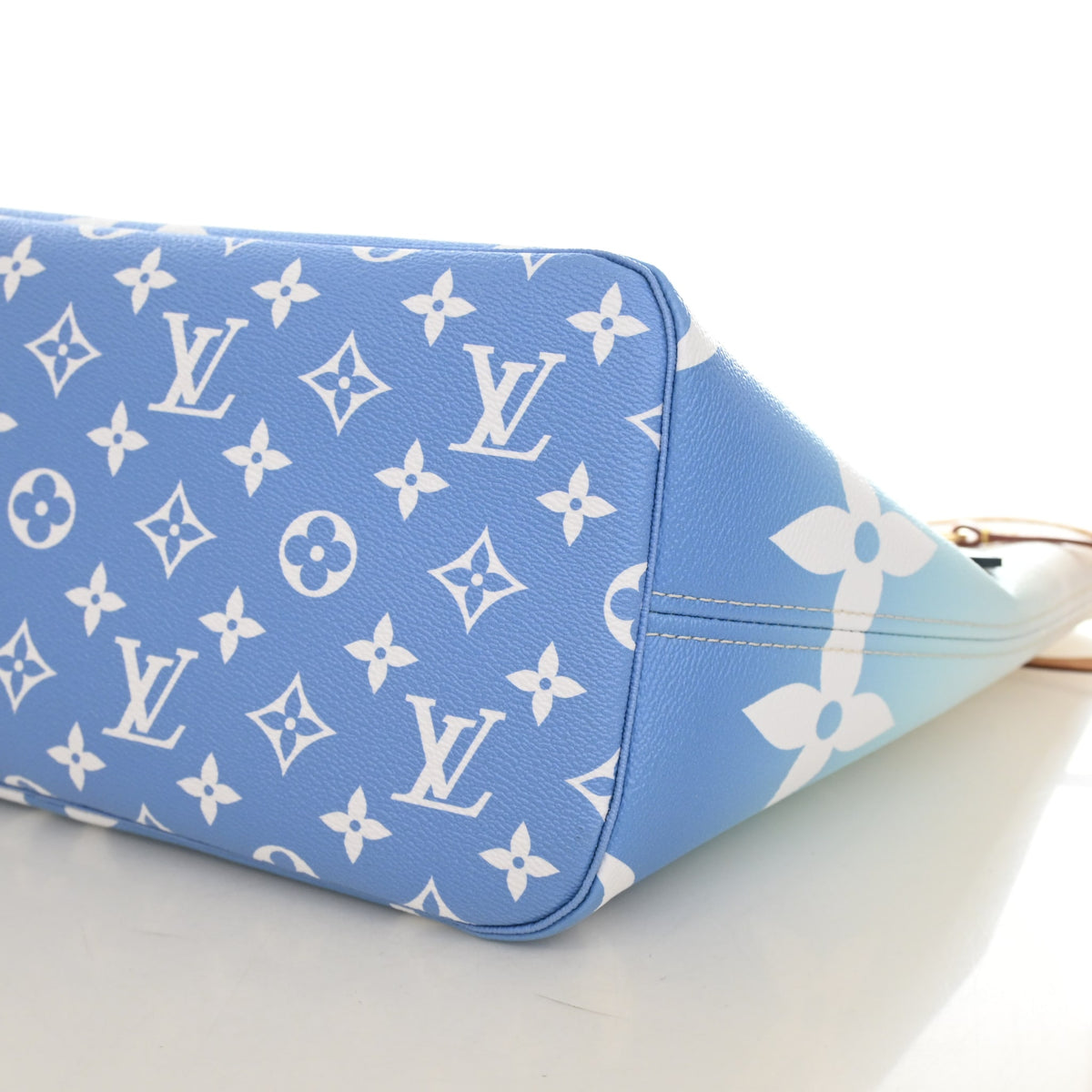 Pre-Owned Louis Vuitton Neverfull MM Monogram Giant By The Pool, base and feet view, photo 8 of 17