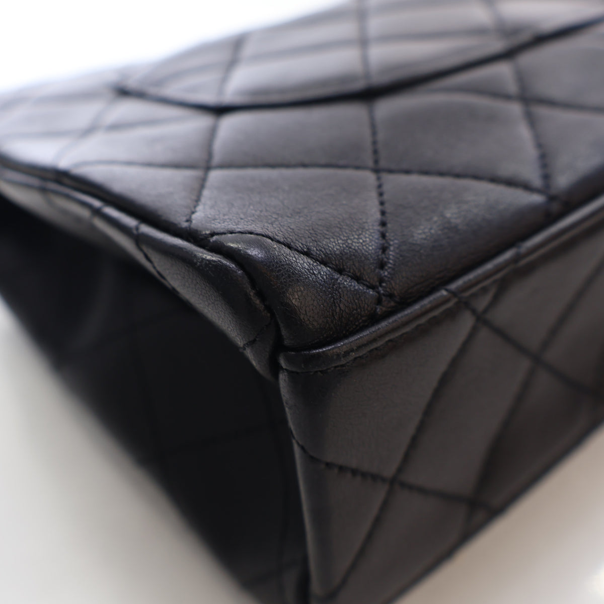 Pre-Owned Chanel Flap Bag Medium Lambskin Chain, corner and edge detail, photo 13 of 17