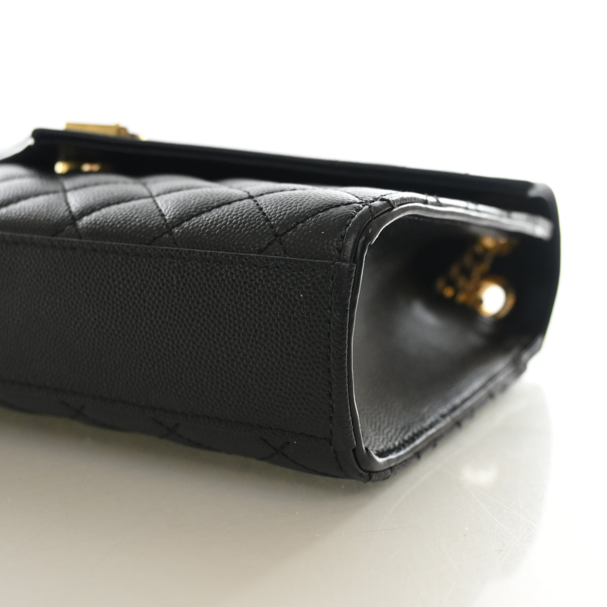 Pre-Owned Saint Laurent Flap Bag Medium Calfskin Envelope, corner and edge detail