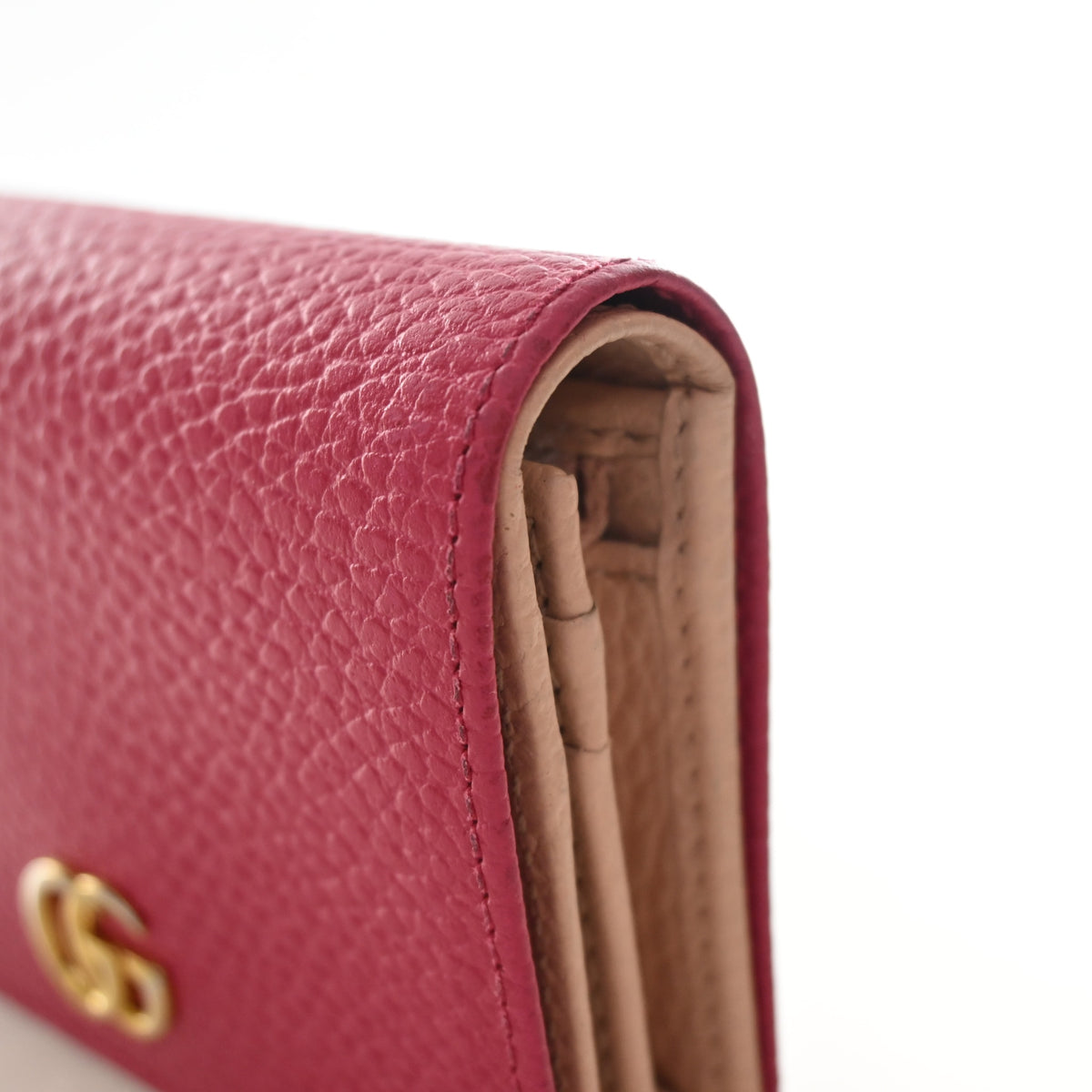Pre-Owned Gucci Marmont Small Calfskin GG Wallet, corner and edge detail