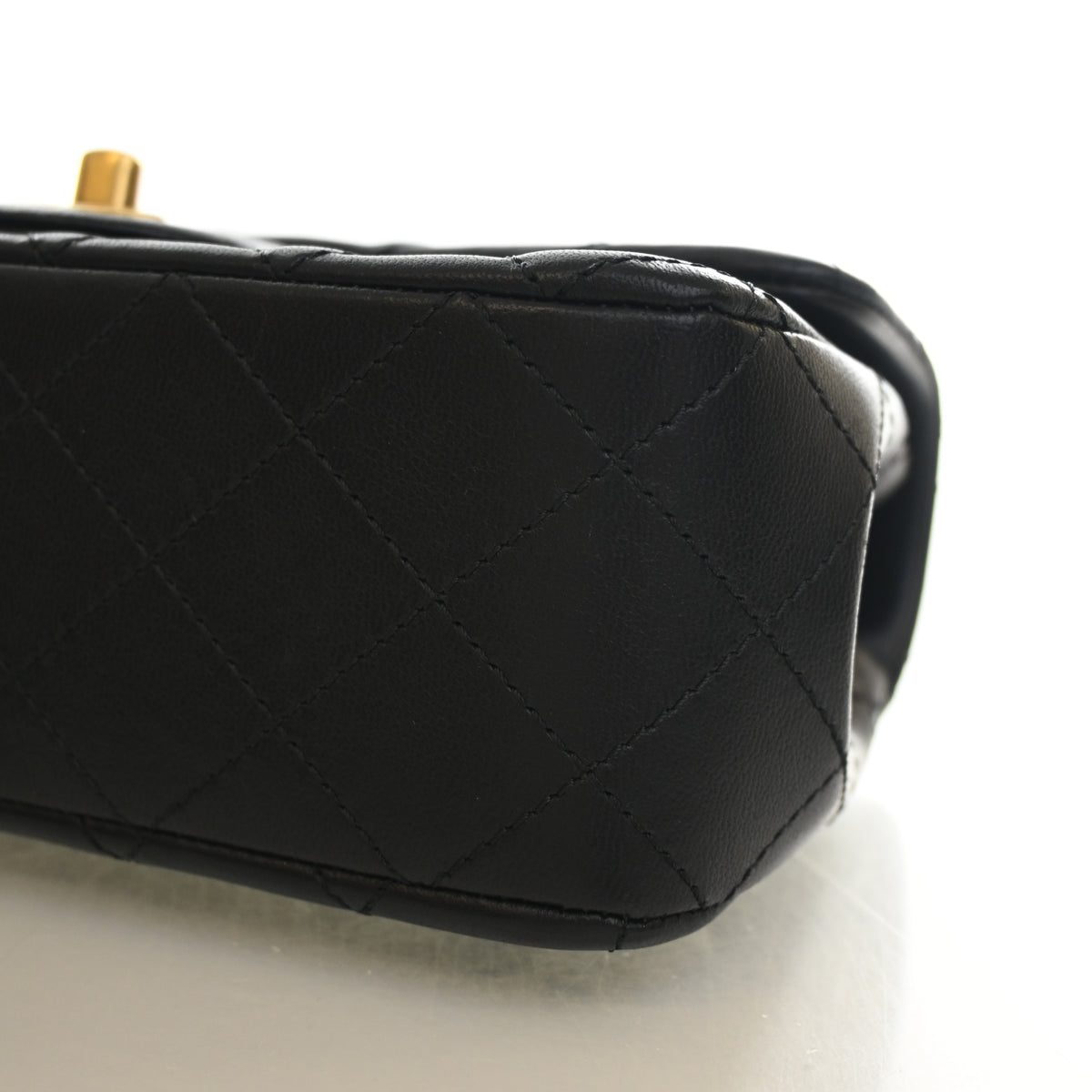 Pre-Owned Chanel Flap Bag Mini Lambskin Camellia Pearl Crush Rectangular, corner and edge detail