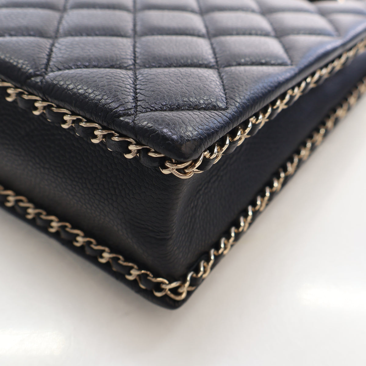 Pre-Owned Chanel Clutch Small Caviar Leather Evening Box On Chain, corner and edge detail, photo 13 of 16