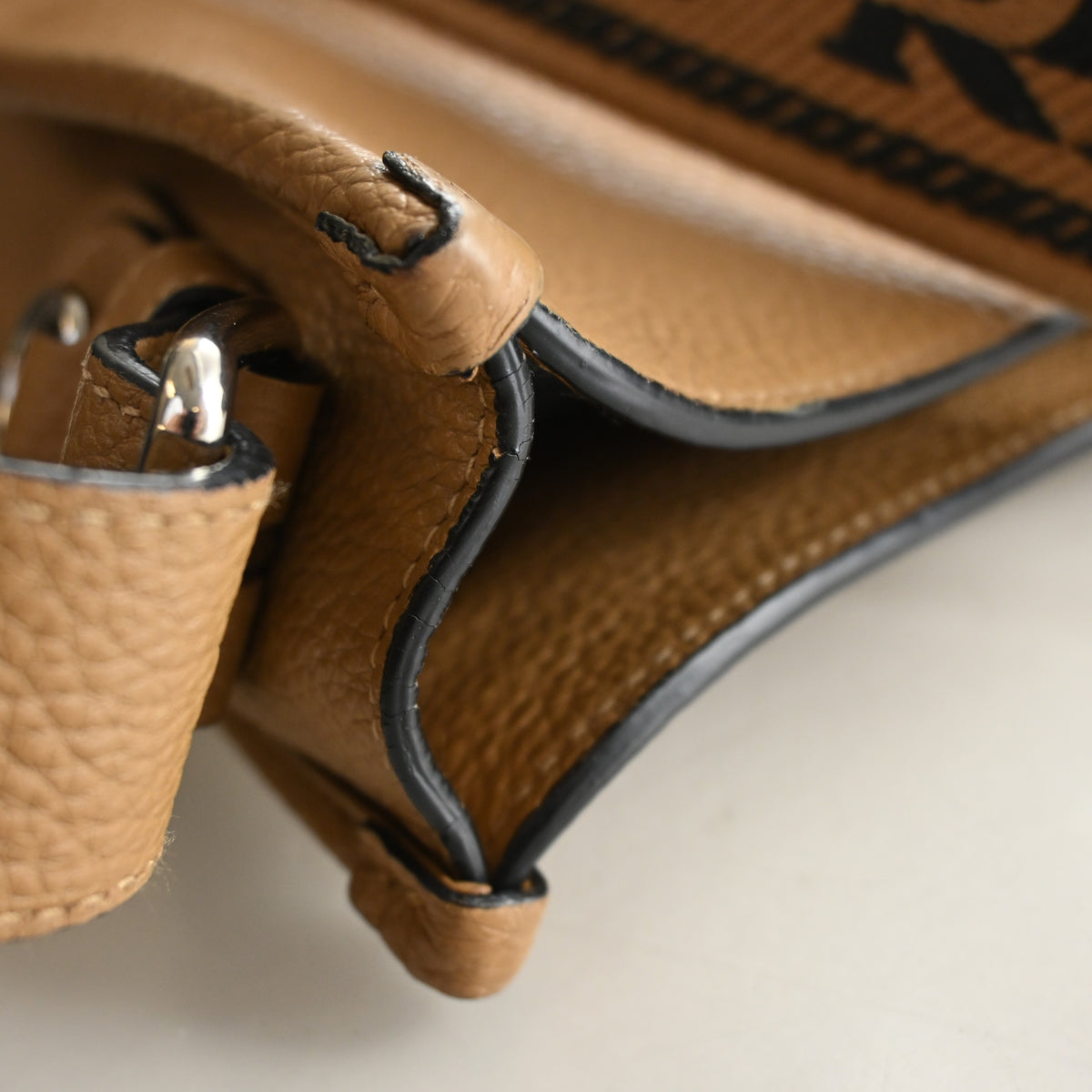 Pre-Owned Prada Shoulder Bag Vitello Daino Phenix, corner and edge detail, photo 16 of 18