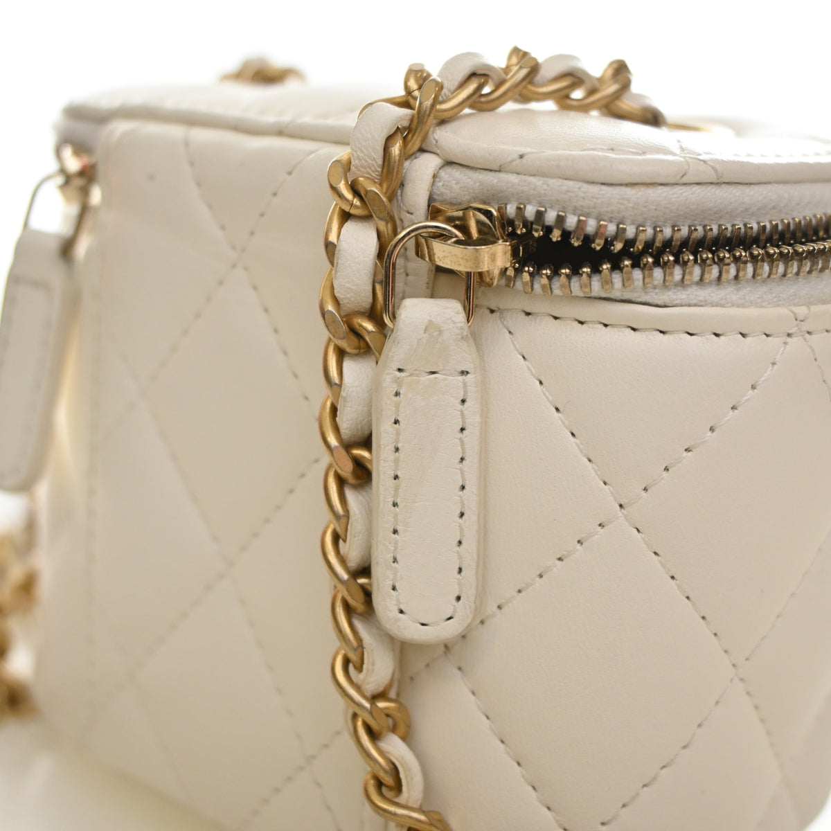 Pre-Owned Chanel Vanity Mini Lambskin Pearl Crush, gold hardware close-up, photo 17 of 18