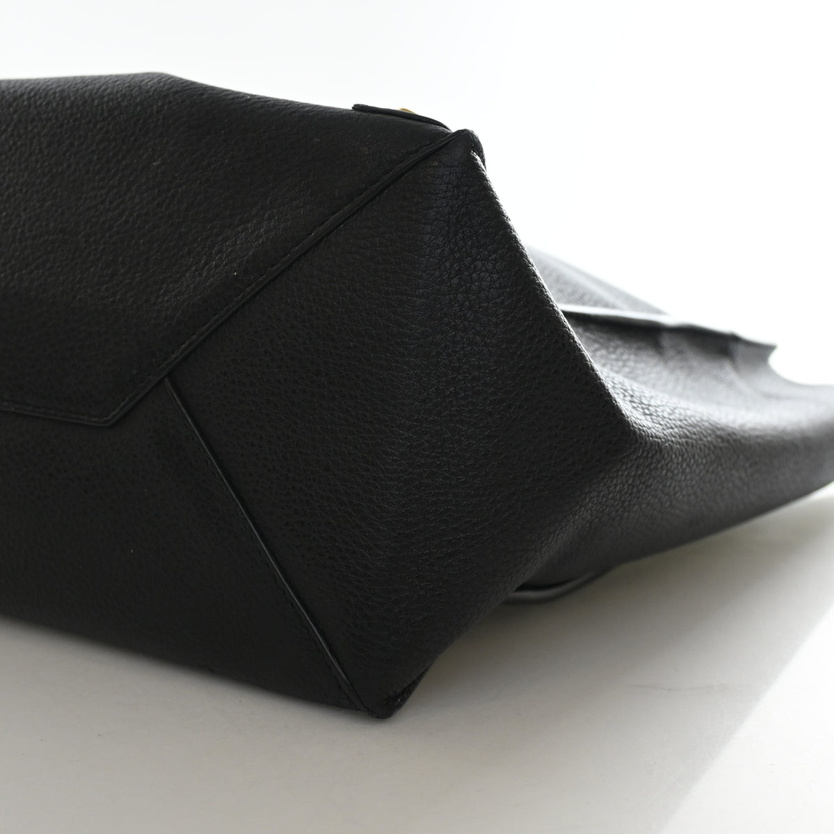 Pre-Owned Balenciaga Tote Calfskin Papier, base and feet view, photo 8 of 17