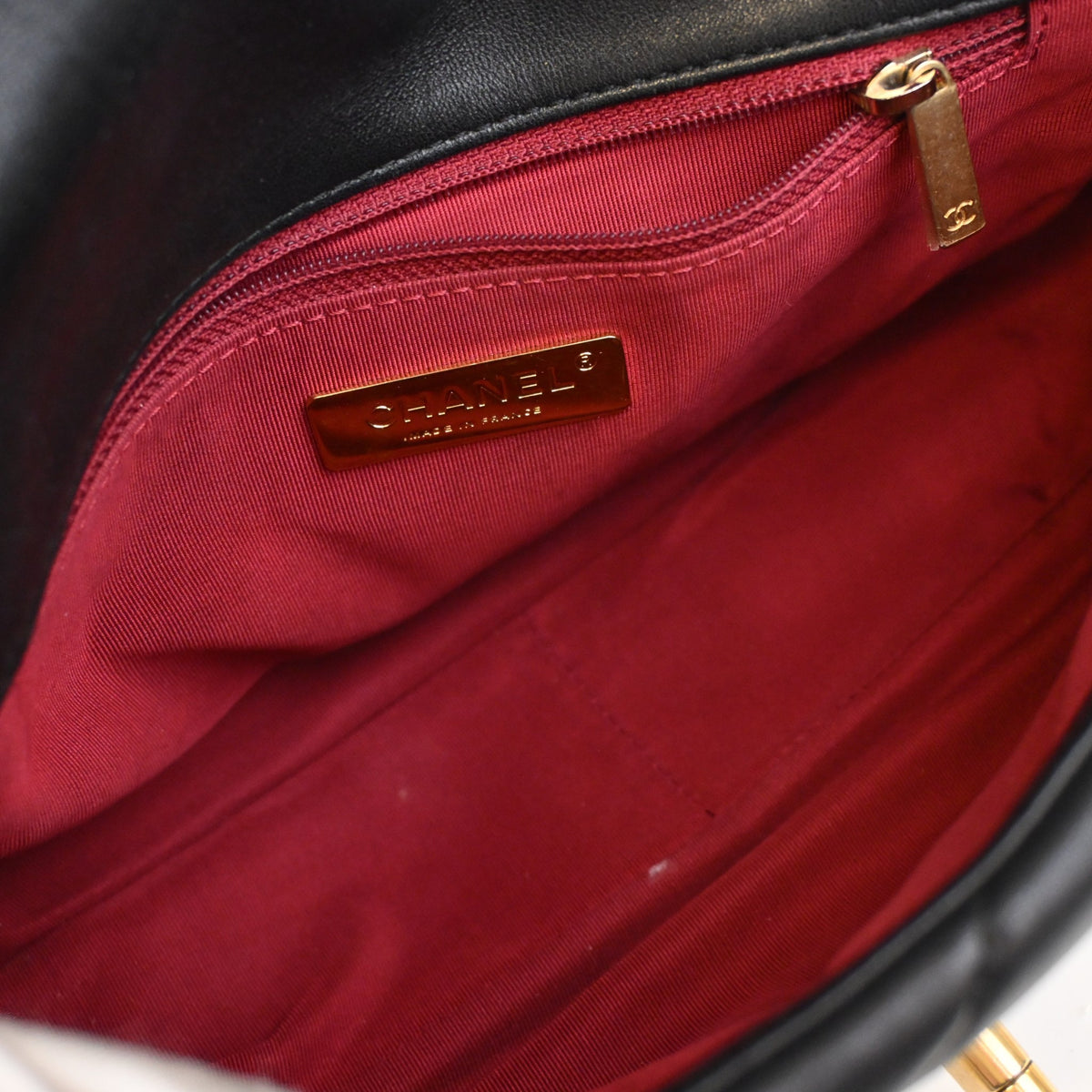 Pre-Owned Chanel 19 Flap Bag Medium Lambskin, open interior, photo 12 of 16