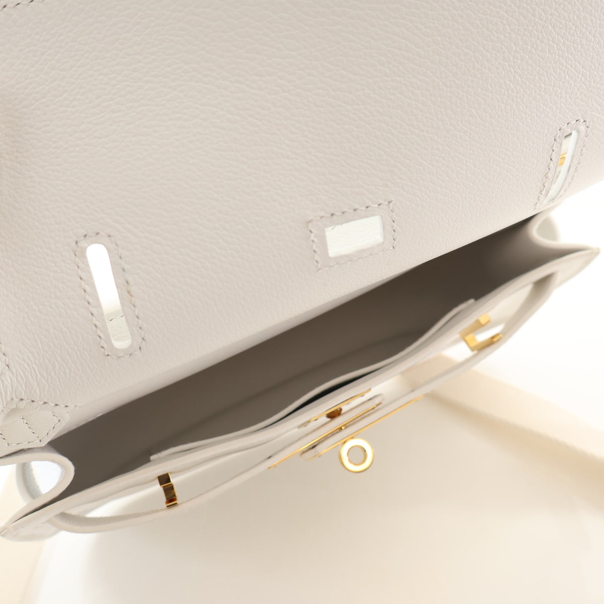 Pre-Owned Hermès Mini Blanc Swift Leather Jypsiere, open interior
