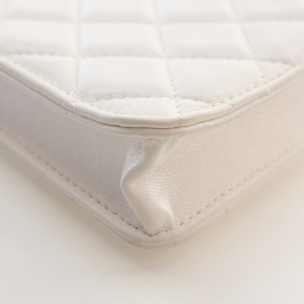 Pre-Owned Chanel Phone Holder Lambskin On Chain, corner and edge detail