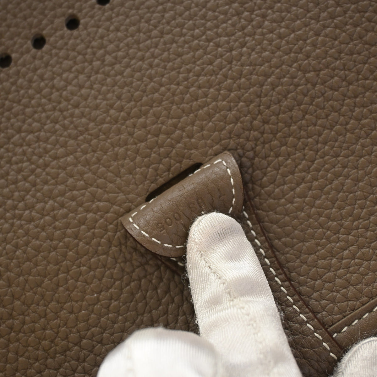 Pre-Owned Hermès Evelyne 29 Etoupe Clemence Leather III, hardware close-up